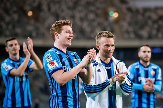 Djurgårdens Aslak Witry och Nicklas Bärkroth applåderar