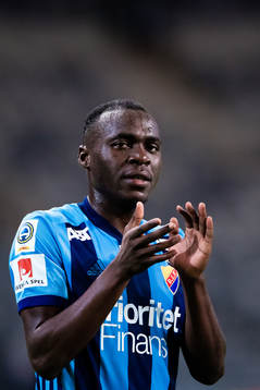 Djurgårdens Edward Chilufya applåderar publiken