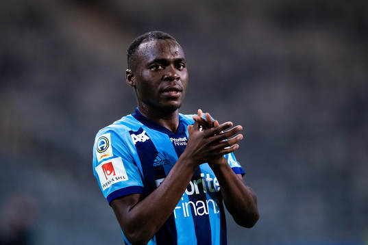 Djurgårdens Edward Chilufya applåderar publiken