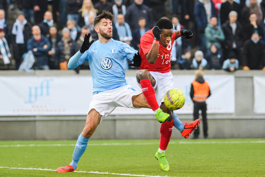 Malmö FFs Rasmus Bengtsson och Degerfors Kevin Wright