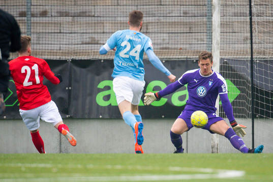 Malmö FFs målvakt Johan Dahlin räddar ett skott från