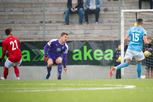 Malmö FFs målvakt Johan Dahlin räddar ett skott från