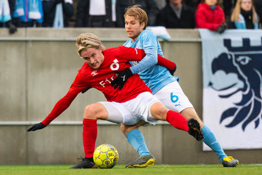 Degerfors Viktor Götesson och Malmö FFs Oscar Lewicki