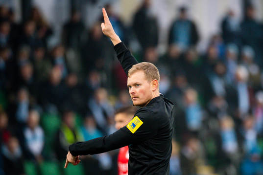 Domre Fredrik Klitteunder fotbollsmatchen i Svenska Cupen