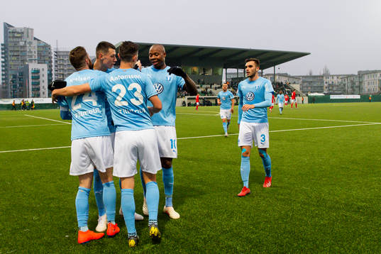 Malmö FFs Lasse Nielsen kramas om
