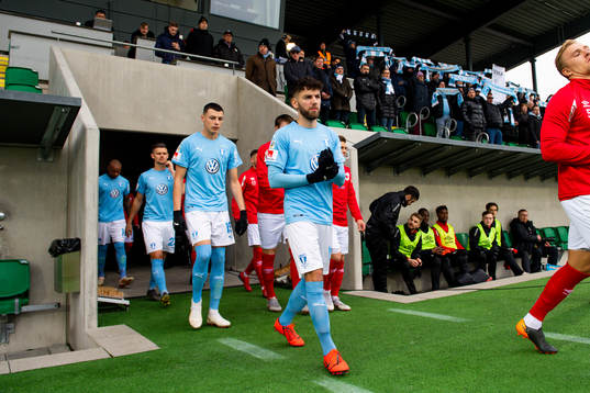 Malmö FFs Erdal Rakip gör entre till fotbollsmatchen i