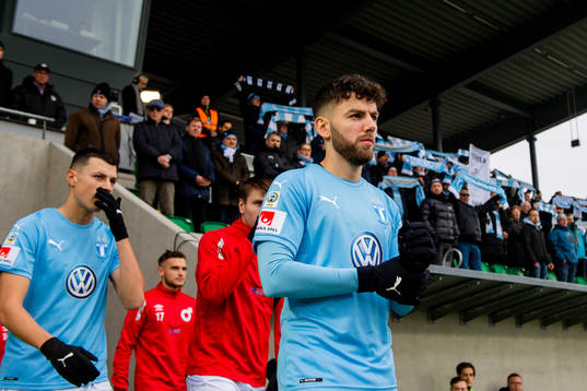 Malmö FFs Erdal Rakip gör entre till fotbollsmatchen i