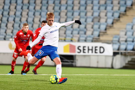 Norrköpings Kalle Holmberg skjuter en straff