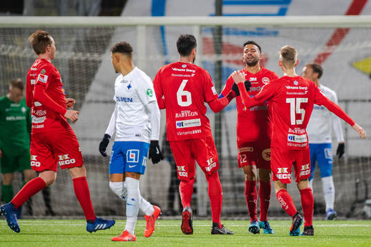 Värnamos Paulo Marcelo jublar med lagkamrater