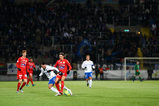 Norrköpings Sead Haksabanovic i kamp om bollen med