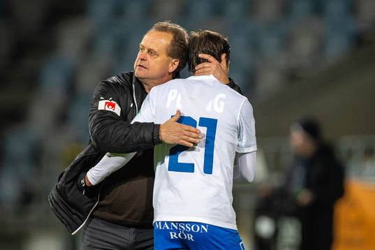 Värnamos tränare Jonas Thern kramar om Norrköpings Simon