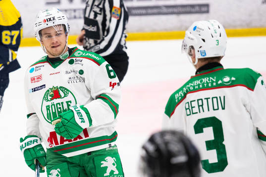 Rögles Jonas Ahnelöv och Daniel Bertov jublar