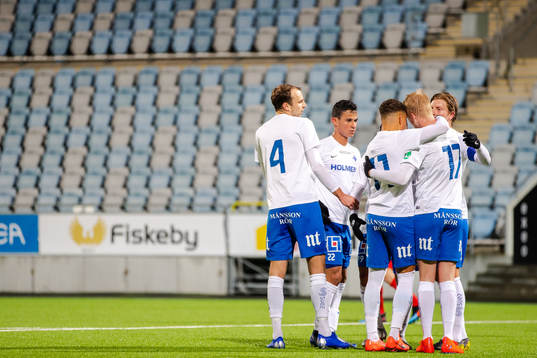 Norrköpings Kalle Holmberg jublar med lagkamrater