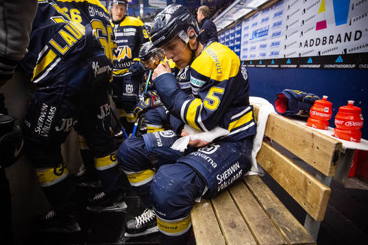 s Martin Fehérváry kyler ner armbågen