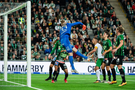 Hammarbys Sander Svendsen, ej i bild, gör mål bakom