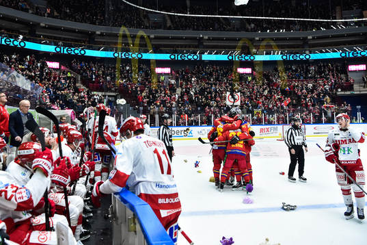 Malmö Redhawks Axel Wemmenborn jublar med lagkamrater