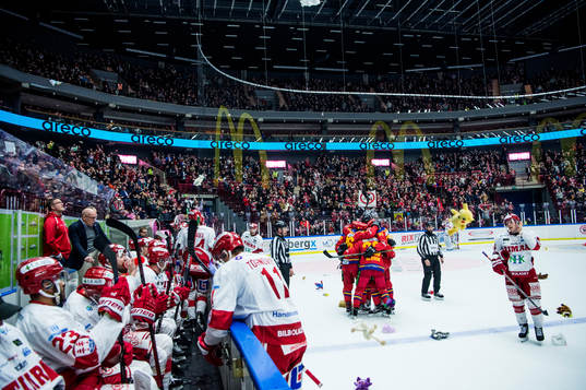 Malmö Redhawks spelare jublar