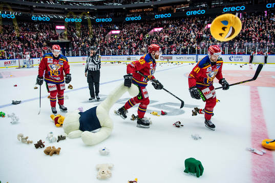 Malmö Redhawks Jens Olsson tar hand om