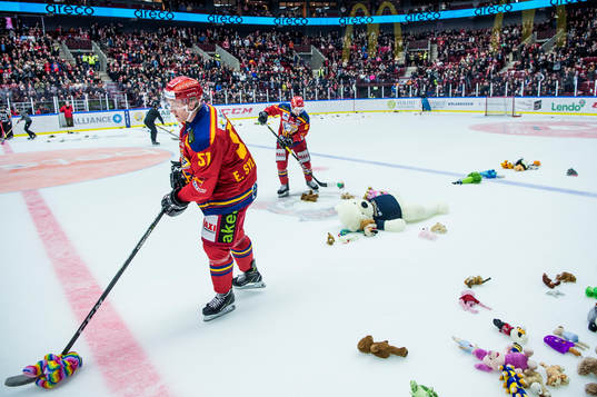 Malmö Redhawks Emil Sylvegård röjer undan nallar
