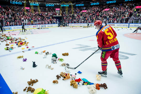 Malmö Redhawks Emil Sylvegård röjer undan nallar