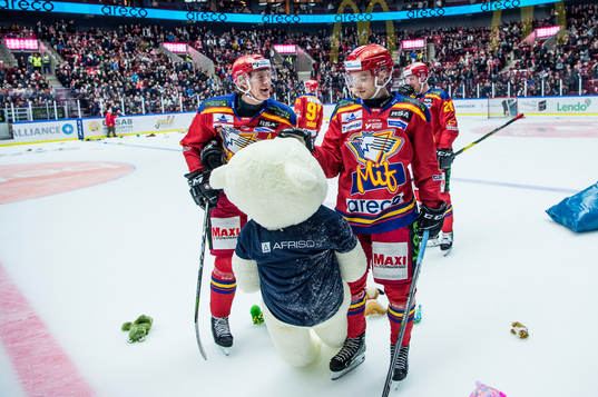 Malmö Redhawks Emil Sylvegård och Johan Olofsson med en