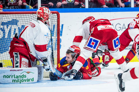 Malmö Redhawks Frederik Storm mot Timrås målvakt Victor