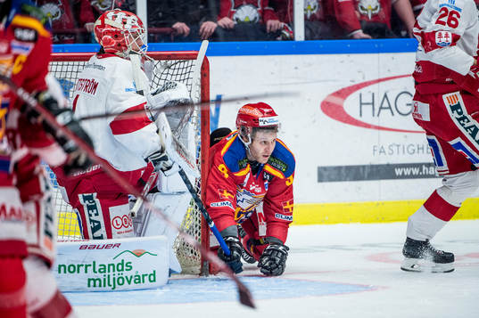 Malmö Redhawks Frederik Storm mot Timrås målvakt Victor