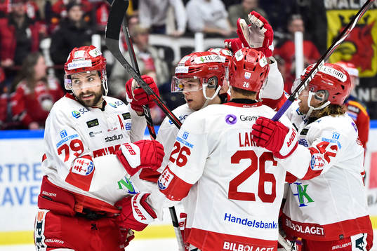 Timrås Ludvig Rensfeldt jublar med lagkamrater