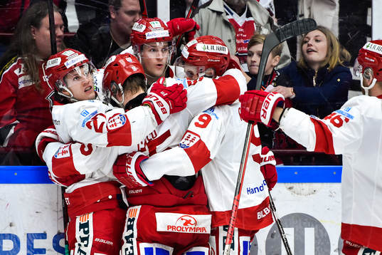 Timrås Henrik Törnqvist jublar med lagkamrater