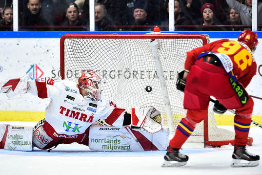 Malmö Redhawks Kim Rosdahl gör 4-2 bakom Timrås målvakt