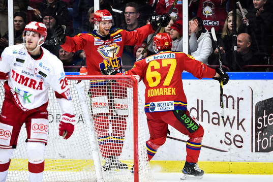 Malmö Redhawks Max Görtz jublar med Konstantin Komarek