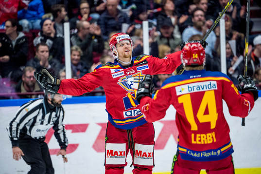Malmö Redhawks Max Görtz jublar med Carl-Johan Lerby