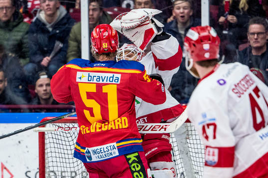 Timrås målvakt Niklas Svedberg slår till Malmö Redhawks