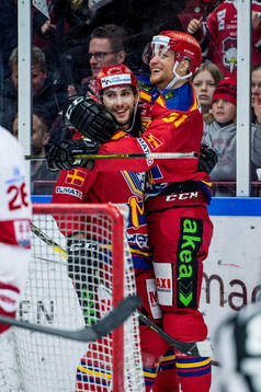 Malmö Redhawks Konstantin Komarek och Max Görtz jublar