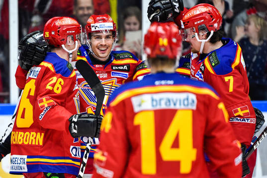 Malmö Redhawks Axel Wemmenborn jublar med lagkamrater
