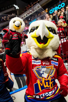 Malmö Redhawks maskot Hawkan med en egen maskot