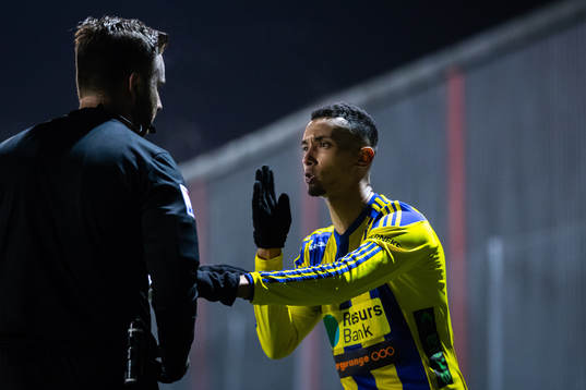 Eskilsminnes Samuel Aziz reagerar