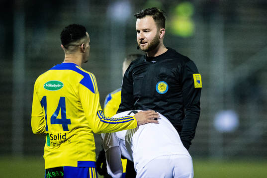 Domare Mirza Kazic i diskussion med Eskilsminnes Samuel