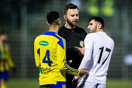 Domare Mirza Kazic i diskussion med Eskilsminnes Samuel