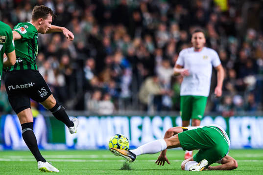 Varbergs Jesper Modig skjuter på Hammarbys Nikola Djurdjic