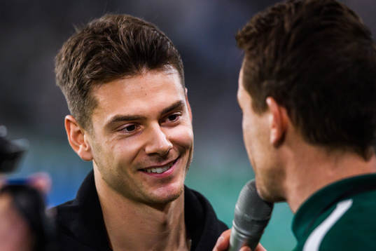 Hammarbys nyförvärv Alexander Kacaniklic blir intervjuad