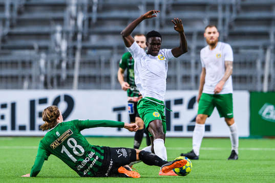 Varbergs Joakim Lindner och Hammarbys Kossounou Odilon