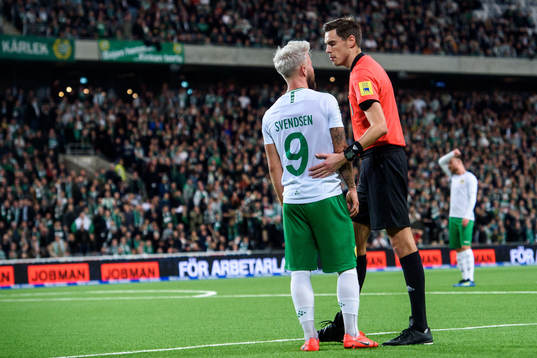 Hammarbys Sander Svendsen i samtal med domare Magnus