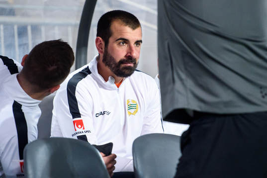Hammarbys målvakt Gianluca Curci på bänken