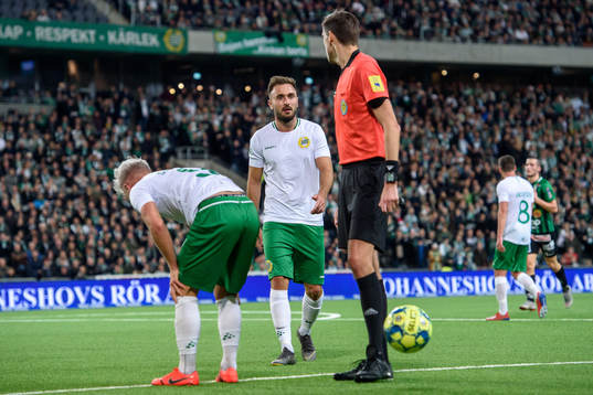 Hammarbys Sander Svendsen och Muamer Tankovic i samtal med