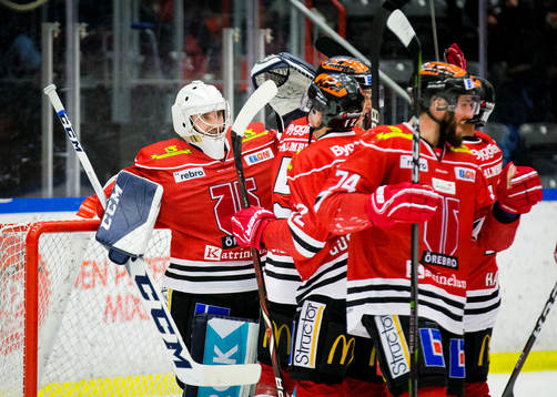 Örebros målvakt Jhonas Enroth jublar vid slutsignalen