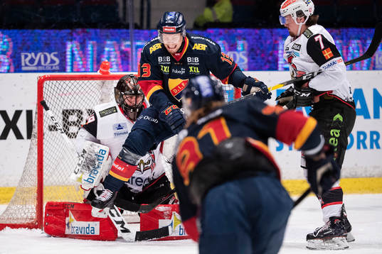 Djurgårdens Petteri Wirtanen framför Malmö Redhawks