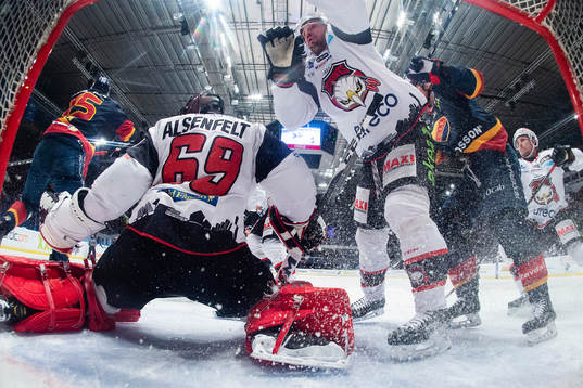 Malmö Redhawks Jens Olsson och målvakt Oscar Alsenfelt
