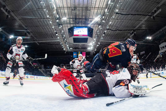Djurgårdens Daniel Brodin faller över Malmö Redhawks