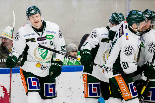 Färjestads Johan Ryno (v) jublar